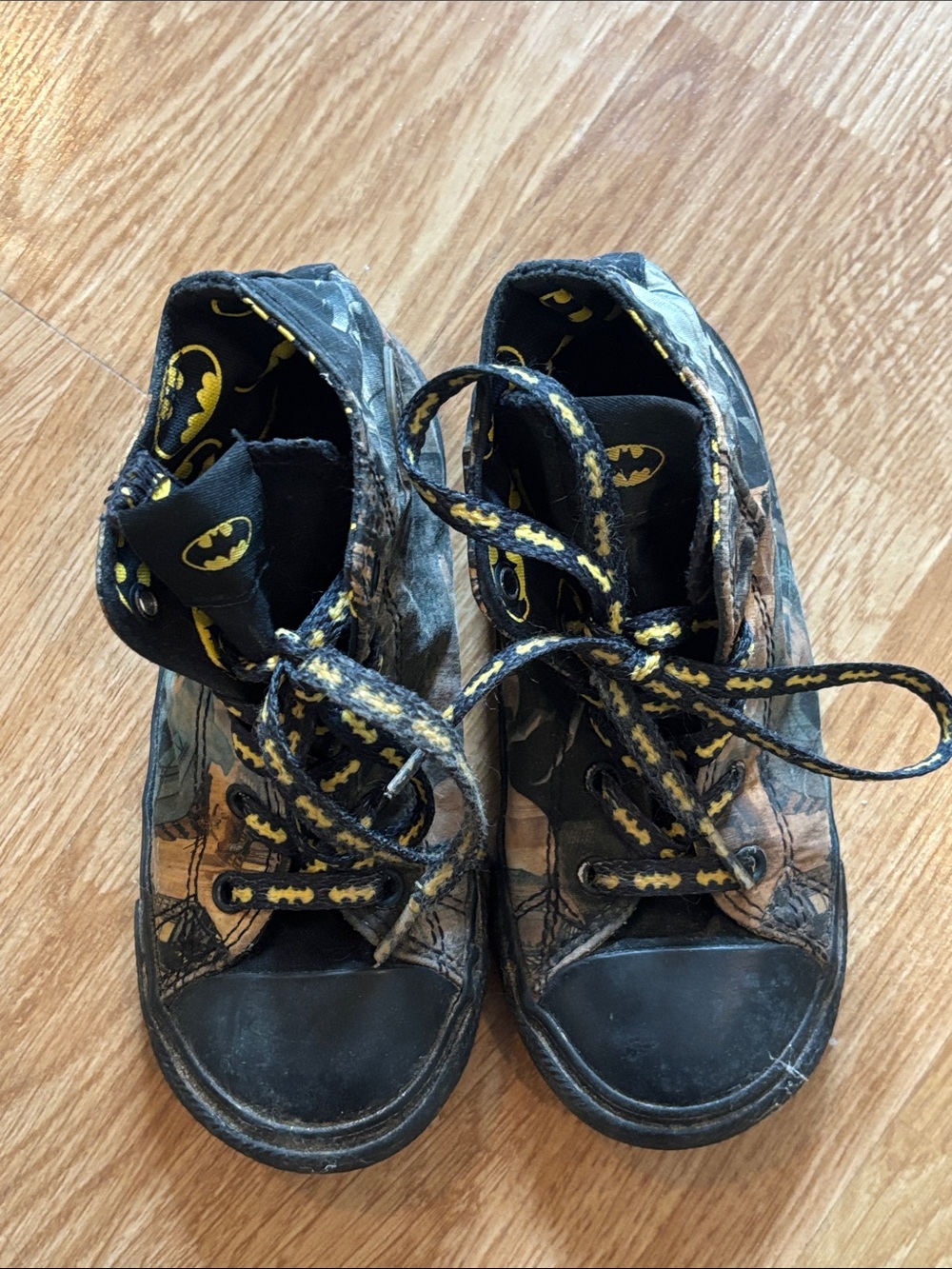 DC Comics m Batman Graphic High-Top CONVERSE Sneakers